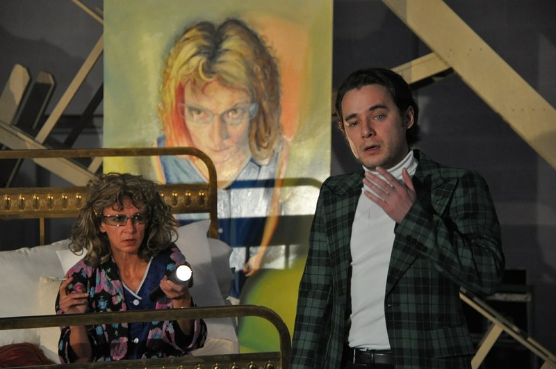 Mrs Wire (Martina Spitzer) beobachtet alles in ihrem Haus, besonders den jungen Autor (Rafael Schuchter).