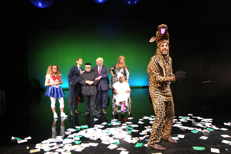 Und als Giraffe Anwar Kashlan! Fotos: Caro Stark