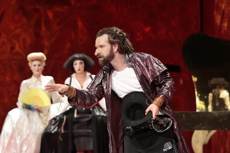 Cyrano und im Hintergrund die Damen Roxane (Constanze Passin) und Duenna (Tamara Stern)