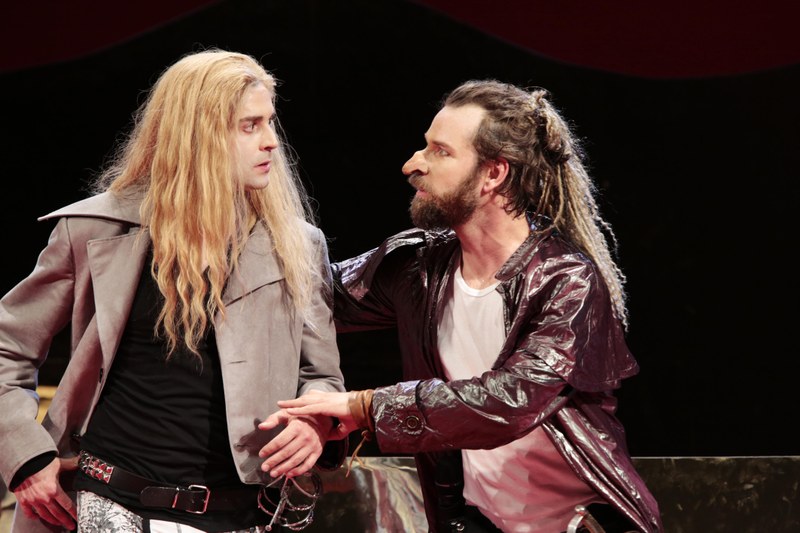 Cyrano erklärt Christian (Boris Popovic) seinen Plan