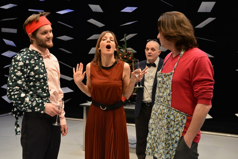 Die Weihnachtsfeier mit den dazugehörigen Katastrophen: der Bruder, ein Künstler (Bernd Sračnik), die Hausfrau (Katrin Grumeth), der Freund (Helge Stradner) und der Exmann (Julian Sigl)