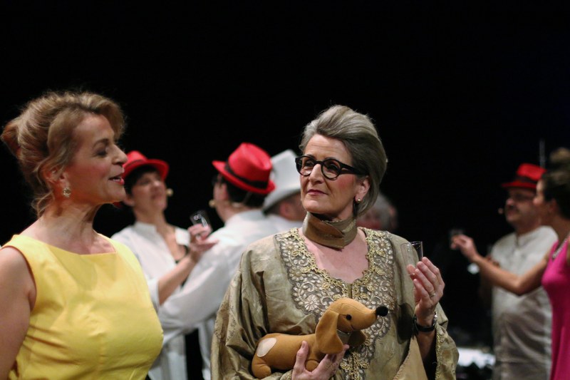 Virginia (Angela Bereuter-Gangl) und Gwendolyn Ginsberg (Verena Steurer) setzen die göttlichen Pläne in die Tat um | © Sigrun Berkmann