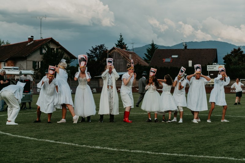 Das Ensemble des walktanztheaters begibt sich auf die Suche nach unscheinbaren, alltäglichen Orten. (© Sarah Mistura)
