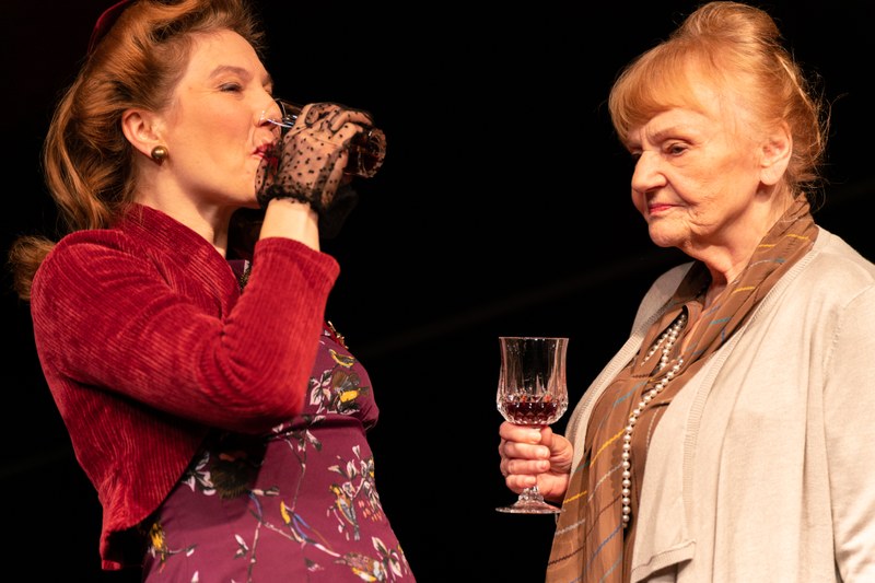 Nicola Trub in der Rolle von Nelly und Johanna Tomek als Swetlana kommen sich im Laufe des Abends immer näher. (© Sara Mistura)