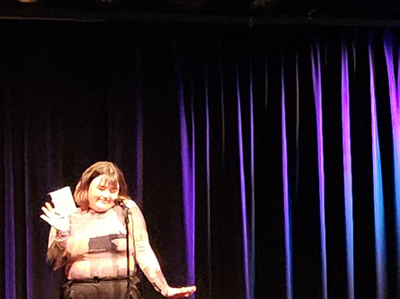 Mit ihrem lustigen und sympathischen Auftreten gewinnt Teresa Reichl schnell die volle Aufmerksamkeit des Publikums (Foto: Larisa Karisik).