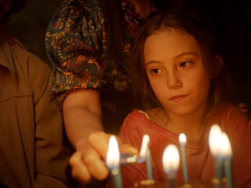 Größter Wunsch: Sol (Naíma Sentíes) darf beim Fest die Kerzen ausblasen. (Foto: Limerencia Films)