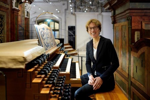 Diesmal gastierte an der historischen Orgel von Bludesch die aus Koblach stammende Organistin Judith Trifellner-Spalt, die am Dom von Salzburg als Titularorganistin wirkt. (Foto Reinhard Kriechbaum)