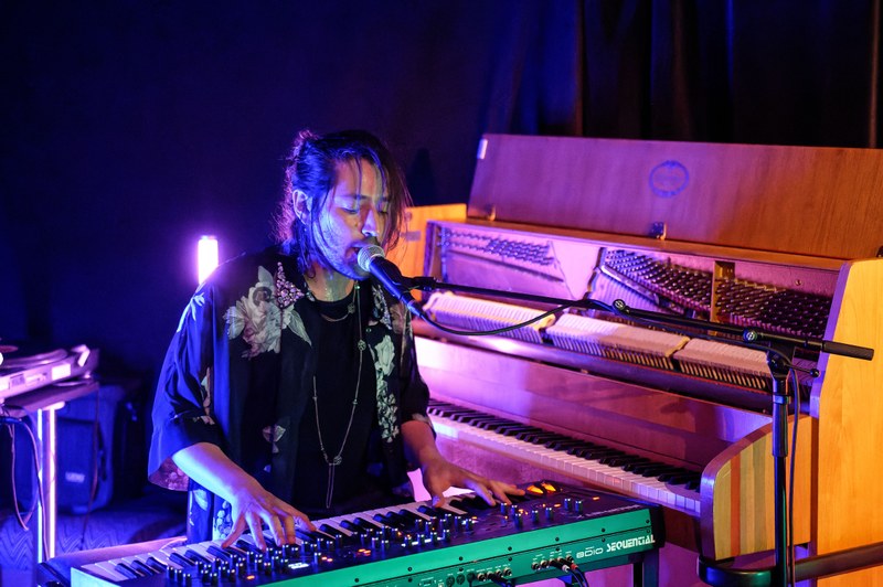 Der New Yorker Singer-Songwriter, Komponist und Multinstrumentalist Gabriel Zucker brach seinen genialen orchestralen Songwriter-Jazz aufs Duo-Format herunter (Foto: Stefan Hauer)