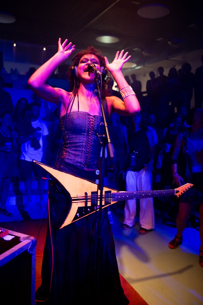 Uche Yara überraschte mit einer außergewöhnlichen Soloperformance. (Foto: Daniel Furxer)