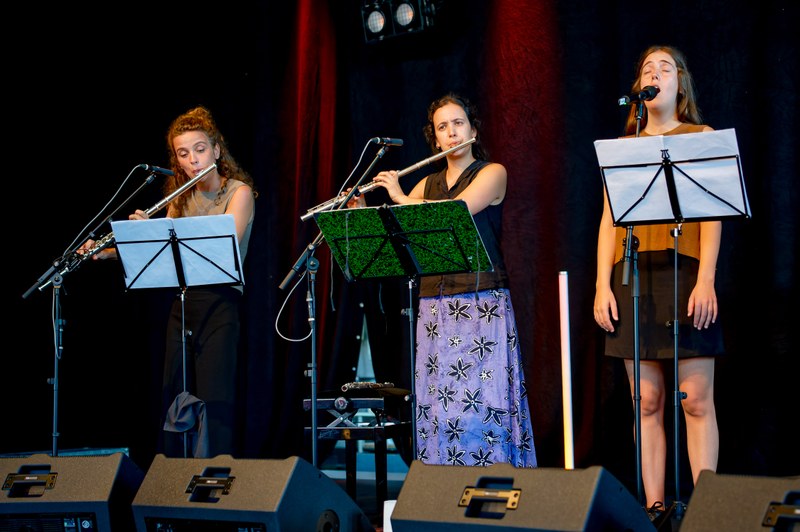 Finale: Die Bandleaderin, Komponistin und experimentierfreudige Vokalartistin Vera Morais stand zwischen zwei Flötistinnen ... (Foto: Stefan Hauer)