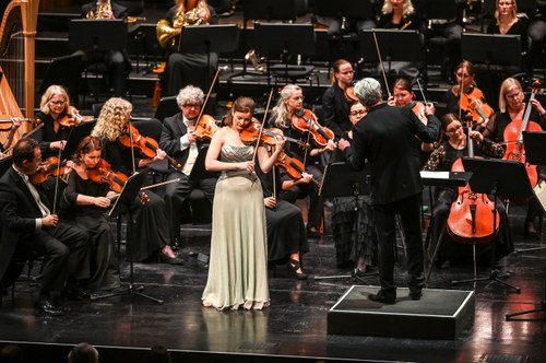 Veronika Eberle war die Solistin im Violinkonzert von Felix Mendelssohn Bartholdy (Foto: Udo Mittelberger)