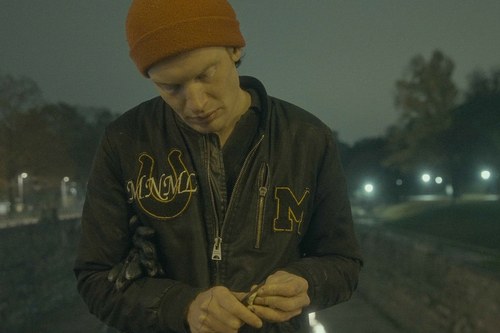 Samu Casata plant eine Geburtstagsperformance im Wiener Untergrund. 