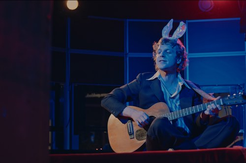 Für ihn stehen vor der Peepshow die Leute Schlange: Voodoo Jürgens gibt den Playboy. 