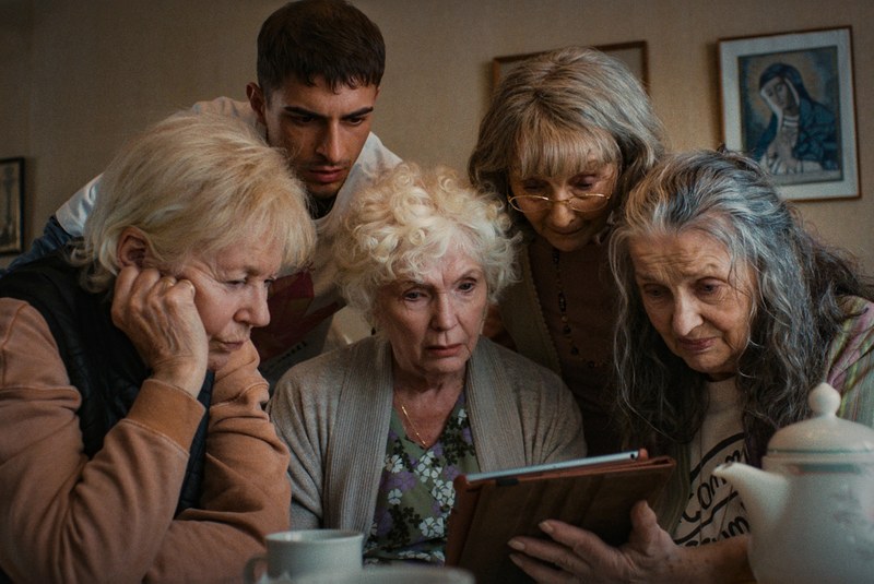 Die irischen „Golden Girls“ und sein Ex-Freund bieten Edward Paroli. (Foto: Pandora Film/Dexter)