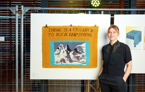 Klara Vith: „There Is A Violence To Such Emptiness“ (Knüpftechnik, 80 x 60 cm, 2022) 