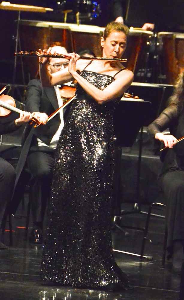 Marina Piccinini und die Wiener Symphoniker unter der Leitung von Jukka-Pekka Saraste boten bei den Bregenzer Meisterkonzerten eine aufreizende Werkdeutung des Flötenkonzertes von Carl Nielsen.