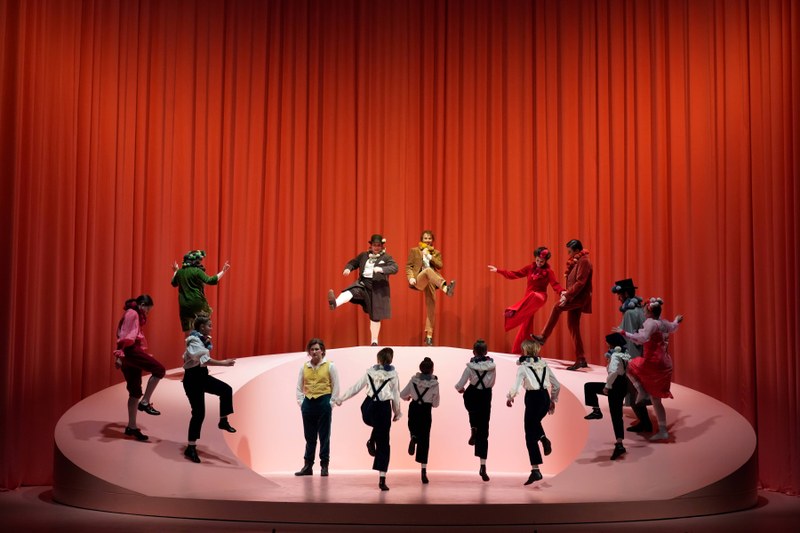 Auf einer variablen Spielfläche mit drehbarer Rampe wird der Besucher in Massenets Oper in eine häusliche Idylle zum Ende des 18. Jahrhunderts eingeführt. (Foto: Bregenzer Festspiele/Karl Forster)