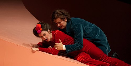 Werther (Raúl Cutiérrez) verliebt sich unsterblich in Charlotte (Kady Evanyshyn), obwohl diese bereits fest einem anderen Mann versprochen ist.  (Foto: Bregenzer Festspiele/Karl Forster)