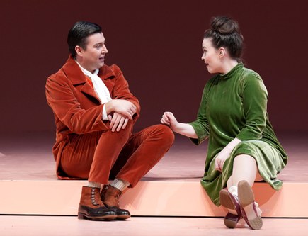 Dieser andere Mann ist Albert (Yuriy Hadzetskyy), der Charlotte auch heiratet. Ihre Schwester Sophie (Sarah Shine) zieht dabei im Hintergrund die Fäden. (Foto: Bregenzer Festspiele/Karl Forster)
