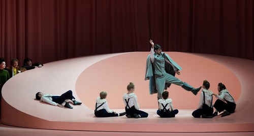 Der Vater der Familie, ein angesehener Amtmann (Lucas Cortoos), unterhält die Kinder (Musikmittelschule Bregenz) und studiert mit ihnen Weihnachtslieder ein. (Foto: Bregenzer Festspiele/Karl Forster)