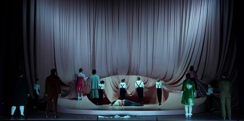  Verwandte und Freunde ziehen den hinteren Bühnenvorhang über den Sterbenden, als eine Art Mantel des Schweigens, weil nicht ist, was nicht sein darf. (Foto: Bregenzer Festspiele/Karl Forster)