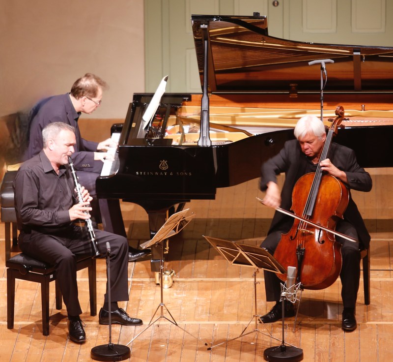 Kammermusik im besten Sinn machten Jörg Widmann (Klarinette), Clemens Hagen (Violoncello) und Dénes Várjon (Klavier) im Markus-Sittikus-Saal erlebbar. (Fotos: Schubertiade Hohenems)