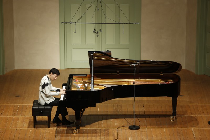 William Youn musizierte ganz im Dialog mit sich selbst und der Musik und wirkte dabei sehr authentisch. (Foto: Schubertiade)
