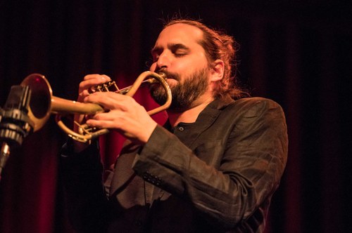 Mario Rom zauberte auf seiner originellen Trompete grandiose Läufe  (Foto: Stefan Hauer)