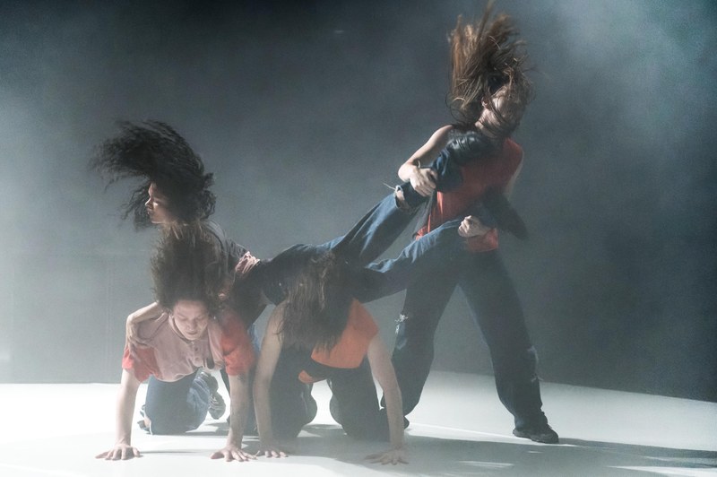 Sie zerren aneinander, gehen in die Knie, schieben sich übereinander und praktizieren rhythmisches Headbanging, das man in Anbetracht der langen Haare auch Hairbanging nennen könnte. (Foto: Stefan Hauer)