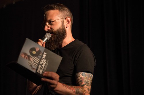 Wem die Zeit bis zu den nächsten Bezau Beatz zu lang wird, kann sich das Warten mit dem hier von Valentin Schuster präsentierten Festival-Buch "Have You Met Mr. Lanz?" verkürzen ... (Foto: Stefan Hauer)
