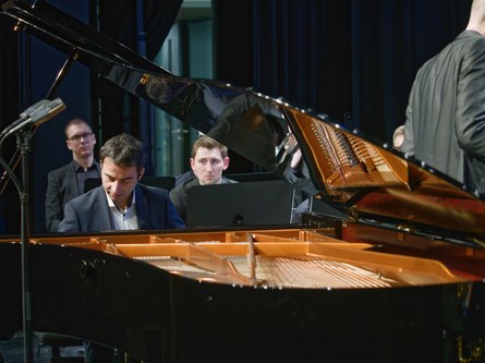 Der Pianist Yunus Kaya am Bösendorfer-Flügel der Kulturbühne AMBACH in Götzis (Foto: Jürgen Grasmuck)