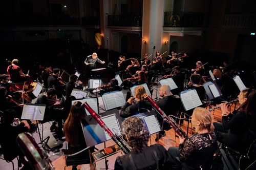 Benjamin Lack führte das Orchester zu musikalischen Höhenflügen. (Foto: Victor Marin)