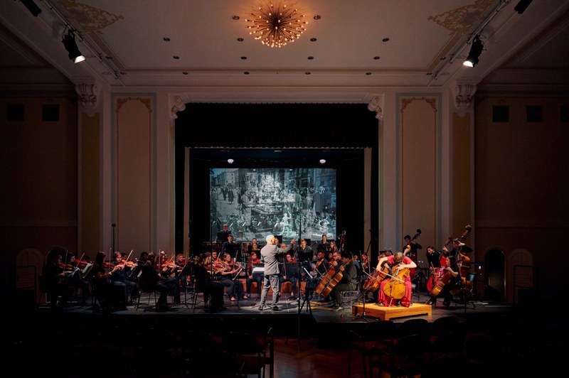 Visualisierungen bereicherten die Interpretation des „Ersten Cellokonzertes“ von D. Schostakowitsch mit Ida Riedel und dem Hochschulsinfonieorchester unter Bejamin Lack (Foto: Victor Marin).