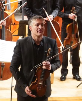 Zalejski Pawel leitete, unterstützte und motivierte die jungen Musiker:innen souverän vom Konzertmeisterpult aus.